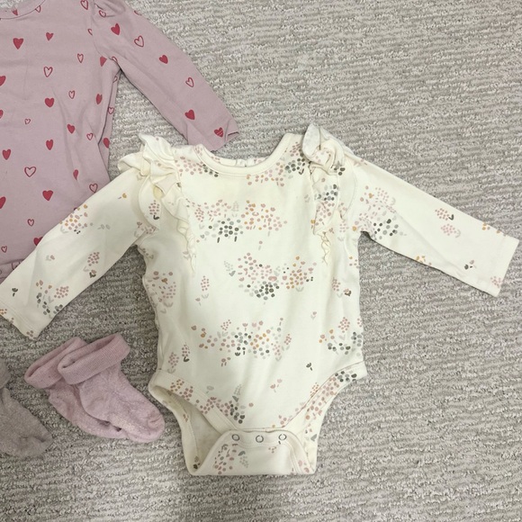 Pehr baby items! Shirts & socks 3-6 months - Picture 2 of 9